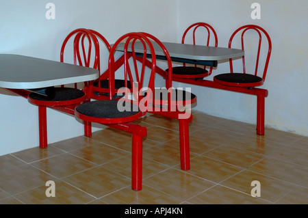 Svuotare le sedie e i tavoli in un cafe Foto Stock