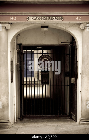 Nuovo gruppo di chiudere la Royal Mile di Edimburgo Foto Stock