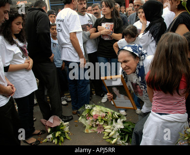 Memoriale di strada per Evren una gioventù pugnalato a morte da Crystal Palace a Londra Sud Dicembre 2007 Foto Stock