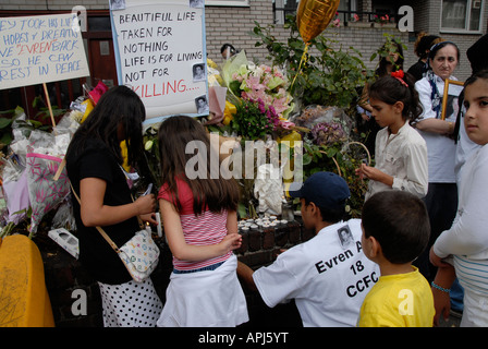 Memoriale di strada per Evren una gioventù pugnalato a morte da Crystal Palace a Londra Sud Dicembre 2007 Foto Stock