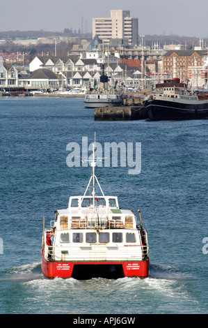 L'hythe prendendo il traghetto passeggero dalla nuova foresta villaggio di hythe in hampshire attraverso l'acqua di Southampton docks Harbour per Foto Stock