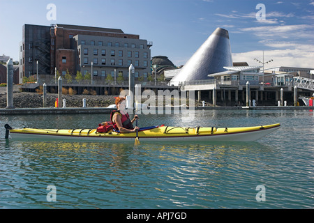 Donna kayak di mare nel centro di Tacoma Washington Foto Stock