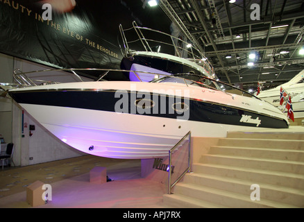 Vista laterale di una barca di lusso presso il Collins Stewart London Boat Show Excel London Foto Stock