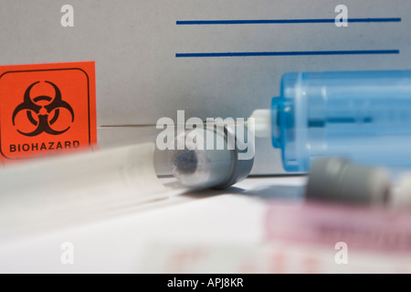 Scatola di cartone per campioni biologici etichettata per rischio biologico per prelievo e prelievo di sangue per test di campioni medici e contenente un sigillo di integrità del kit Foto Stock