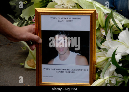 Memoriale di strada per Evren una gioventù pugnalato a morte da Crystal Palace a Londra Sud Dicembre 2007 Foto Stock