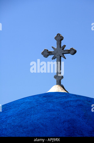 Croce e la cupola della chiesa di 'Pyrgos' 'Santorini' " Grecia Foto Stock