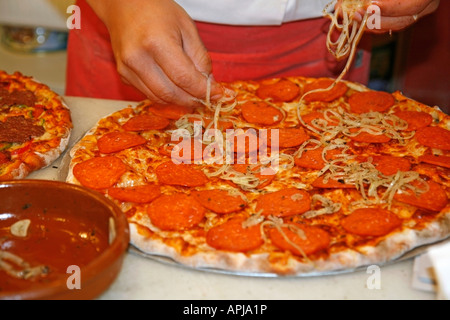 Rendendo la pizza del mercato La Boqueria Barcellona ricetta disponibile Foto Stock