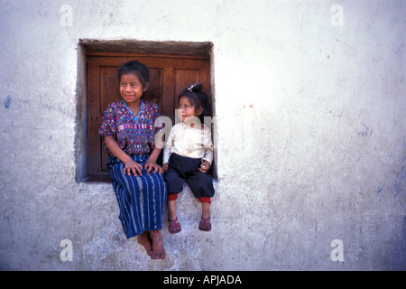 Maya ragazza e la sua sorella più giovane che indossa lo stile tradizionale costume San Lucas Toliman lago Atitlan Dept Solola Guatemala Foto Stock