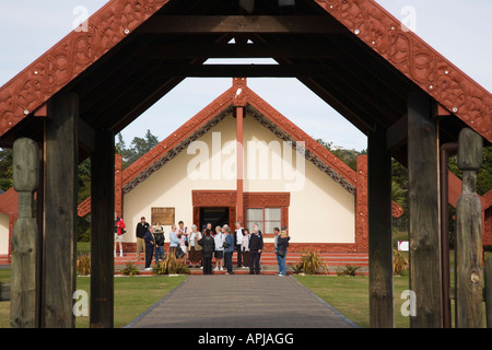 Gruppo turistico a Rotowhio Marae Maori meeting house a Te Puia istituto di arte e artigianato Rotorua Nuova Zelanda Foto Stock