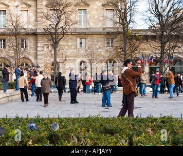 I turisti con videocamere e fotocamere digitali su Place du Parvis fuori la cattedrale di Notre Dame Parigi Francia Europa Foto Stock