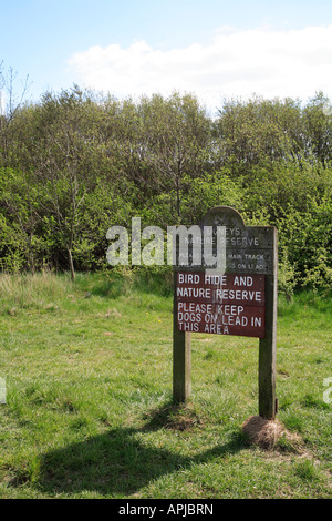 Firmare la richiesta di cani al guinzaglio in riserva naturale a Pugneys country park Wakefield West Yorkshire Foto Stock