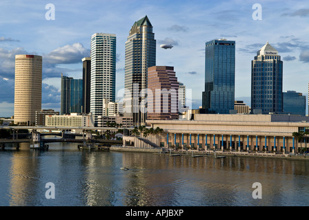 Dirigibile pubblicitario al di sopra di downtown Tampa Florida skyline e Tampa Bay Foto Stock