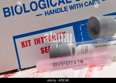 Scatola di cartone per campioni biologici etichettata per rischio biologico per prelievo e prelievo di sangue per test di campioni medici e contenente un sigillo di integrità del kit Foto Stock