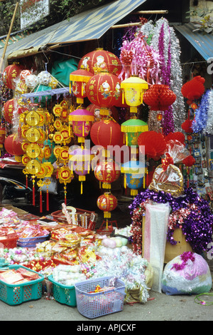 Lampioncini colorati e decorazioni per il Tet capodanno nuovo anno lunare presso un negozio in Hang Duong St, Hanoi Old Quarter, Viet Nam Foto Stock