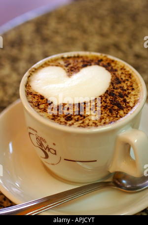 Cappuccino italiano con il cuore a forma di schiuma di latte, Toscana, Italia Foto Stock