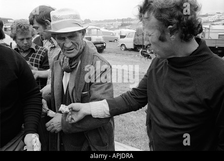 Money Changing Hands a Payment Gypsies alla corsa di cavalli Derby Day Epsom Downs Surrey Inghilterra 1974. Gioco d'azzardo illegale. 1970S UK HOMER SYKES Foto Stock
