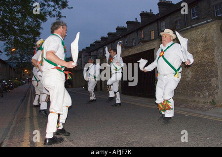 Morrismen dancing al di fuori di un pub in Cambridge Cambridgeshire England fotografo Andrew Wheeler www andrewwheeler com Foto Stock