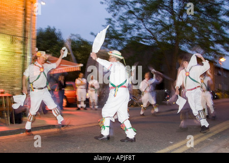 Morrismen dancing al di fuori di un pub in Cambridge Cambridgeshire England fotografo Andrew Wheeler www andrewwheeler com Foto Stock