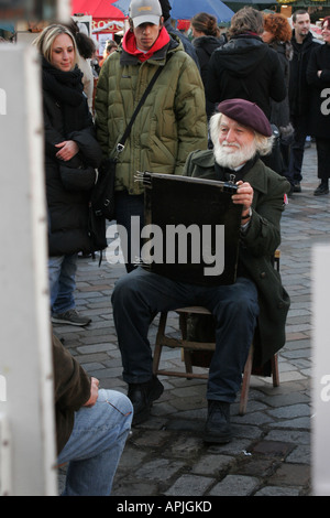 Un artista al lavoro Place du Tertre Parigi Foto Stock