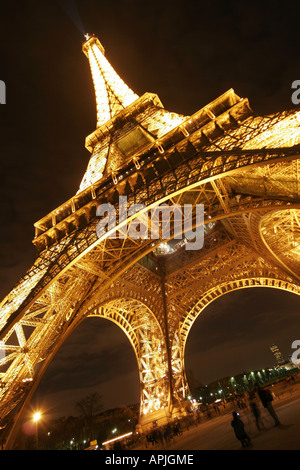 Torre Eiffel Tour di Parigi illuminata di notte la base close up Foto Stock