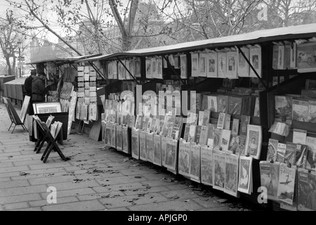 Librai bancarelle lungo argine fiume Senna a Parigi Foto Stock