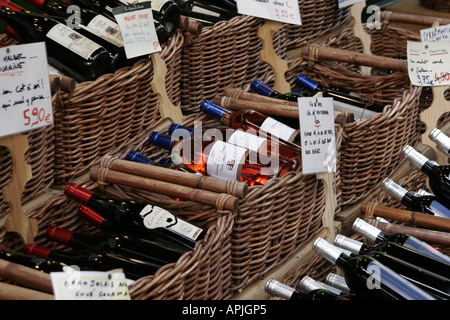 Le bottiglie di vino francese mercato Rue Moufftard Parigi Foto Stock