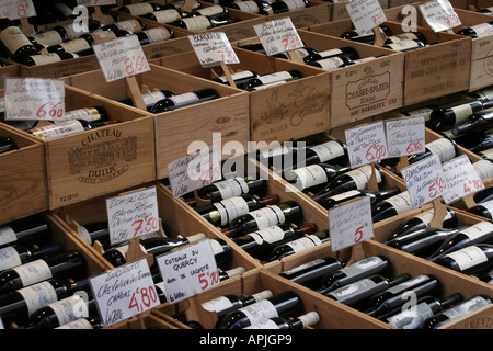 Le bottiglie di vino francese mercato Rue Mouffetard Paris Foto Stock