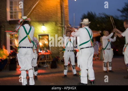 Morrismen dancing al di fuori di un pub in Cambridge Cambridgeshire England fotografo Andrew Wheeler www andrewwheeler com Foto Stock