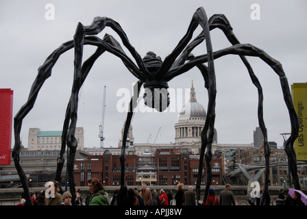 Londra Inghilterra REGNO UNITO Tate Modern Louise Bourgeois scultura Maman Foto Stock