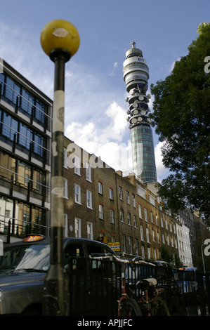 Fitzrovia street scene Post Office Tower of London e il black cab taxi e Belisha Beacon Foto Stock