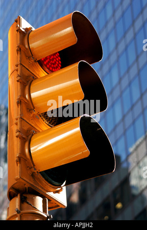 In prossimità di una New York City semaforo Foto Stock