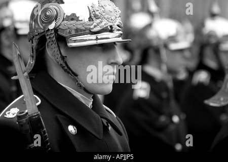 Cambio della guardia al Palazzo Reale a Gamla Stan Stoccolma Svezia Foto Stock