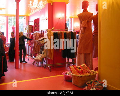 Colorato Antoine & Lili boutique Quai de Valmy decimo Arr. Parigi Francia Foto Stock