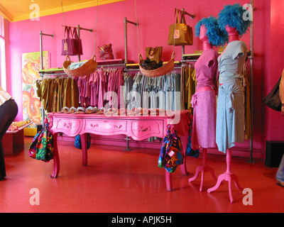 Interno del coloratissimo Antoine & Lili boutique Quai de Valmy decimo Arr. Parigi Francia Foto Stock