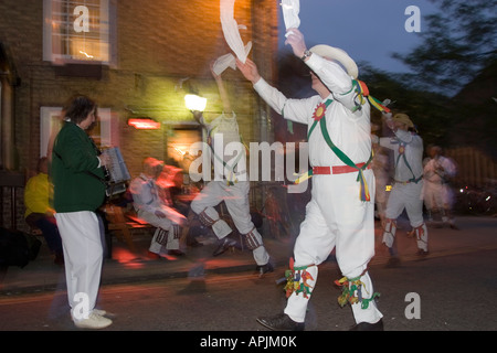 Morrismen dancing al di fuori di un pub in Cambridge Cambridgeshire England fotografo Andrew Wheeler www andrewwheeler com Foto Stock