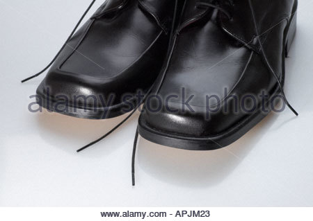 Una coppia di lucido nero scarpe Foto Stock