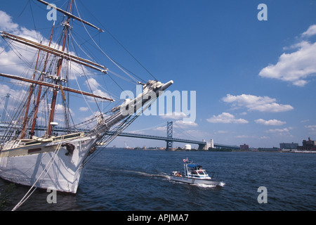 Pennsylvania il ponte Benjamin Franklin. Goletta ancorata nel porto del fiume Delaware. Pennsylvania Stati Uniti Foto Stock