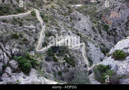 Gli escursionisti in discesa su un sentiero mozarabico in Spagna Foto Stock