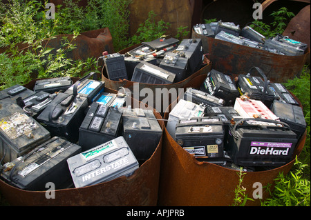 Batterie per auto per essere riciclato nel cantiere di recupero Foto Stock