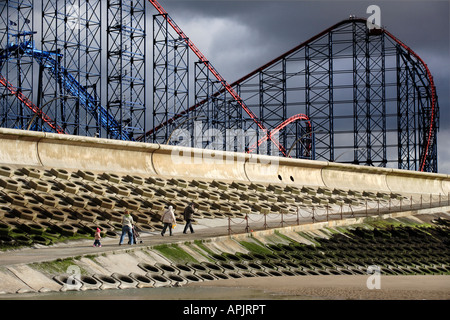 Un roller coaster a Blackpool Pleasure Beach sorge sopra la parete del mare in inglese holiday resort Foto Stock