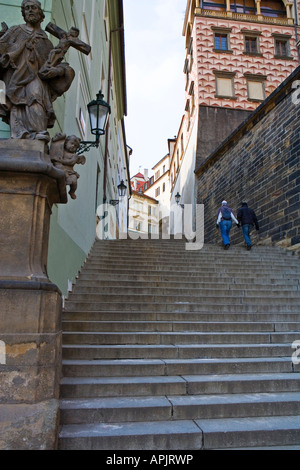 Passi alla sommità di Neruda strada che conduce al castello di Praga Foto Stock