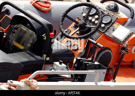 I comandi posizione conning e i sedili per il conducente pilota in un rnli royal national scialuppa di salvataggio istituzione costiera imbarcazione di salvataggio Foto Stock