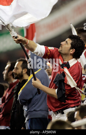 Sevilla FC fan sventola una bandiera. Foto Stock