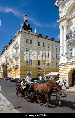 Tourist carro trainato da cavalli Marianske Lazne Repubblica Ceca Foto Stock