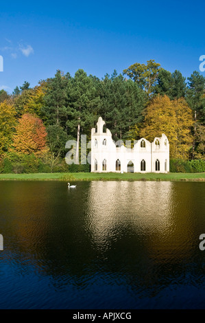 La stoltezza abbey rovinato in Painshill Park Cobham Surrey in Inghilterra REGNO UNITO Foto Stock