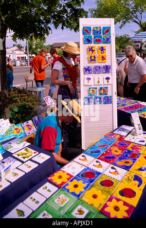 Gange, Saltspring (molla di sale) isola, a sud le isole del golfo, BC, British Columbia, Canada - Artista vendere al mercato del sabato. Foto Stock