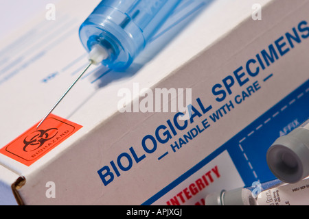 Scatola di cartone per campioni biologici etichettata per rischio biologico per prelievo e prelievo di sangue per test di campioni medici e contenente un sigillo di integrità del kit Foto Stock