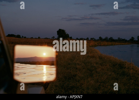 Tramonto sul fiume Mwaleshi in Nord Luangwa National Park, Zambia. Foto Stock