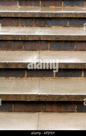 Un volo di pavimentazione in calcestruzzo Lastre gradini scale dei montanti e delle fasce battistrada illustrato dal fronte ascendente discendente i modelli up regolari Foto Stock