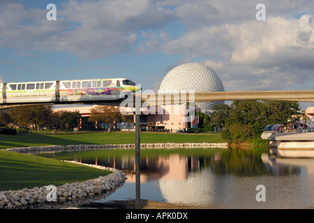 Monorotaia con terra astronave in background a Epcot Disney World Florida USA Foto Stock